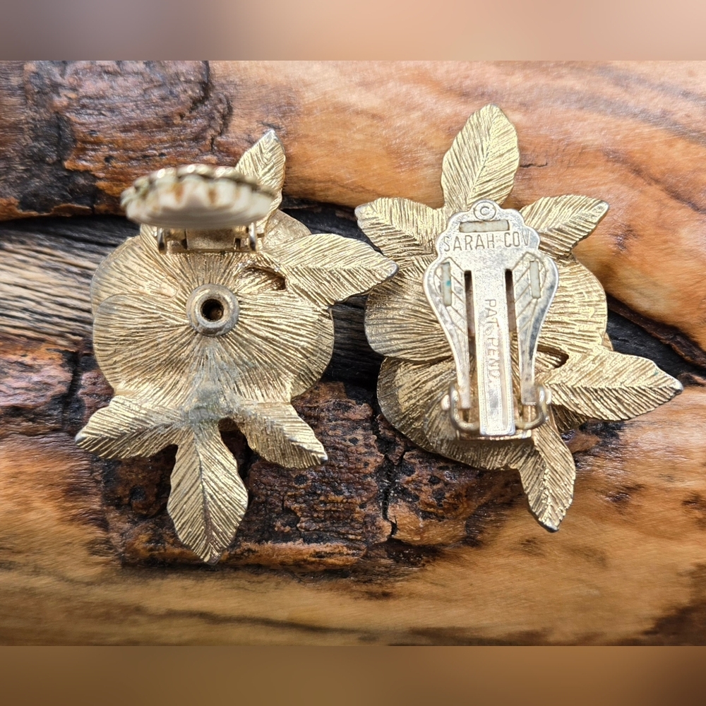 Sarah Coventry Clip-on Earrings Textured & Shiny Gold Tone Roses 1.5" X 1.25" 🌼 - Picture 2 of 4